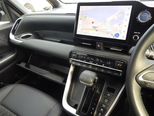 ノア ハイブリッドＳ－Ｚ　１０．５型純正ナビ　ＴＶ　ＢＴ　両側電動　ドラレコ　Ｔｏｙｏｔａ　Ｓａｆｅｔｙ　シートヒーター　ＥＴＣ　ＬＥＤヘッドライト　クリアランスソナー　純正１７インチアルミホイル（16枚目）