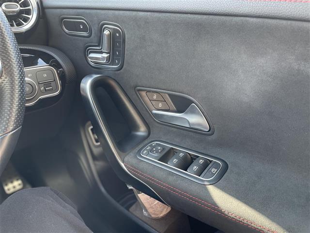 ＣＬＡクラス シューティングブレーク ＣＬＡ１８０　シューティングブレーク　ＡＭＧライン　パノラマＳＲ　ＨＵＤ　パワーシート　ワイヤレス充電　パワーバックドア　シートヒーター　純正ＨＤＤナビ　バックカメラ　地デジ　純正１８インチＡＷ　ＬＥＤライト　ＵＳＢ／Ｂｌｕｅｔｏｏｔｈ（5枚目）