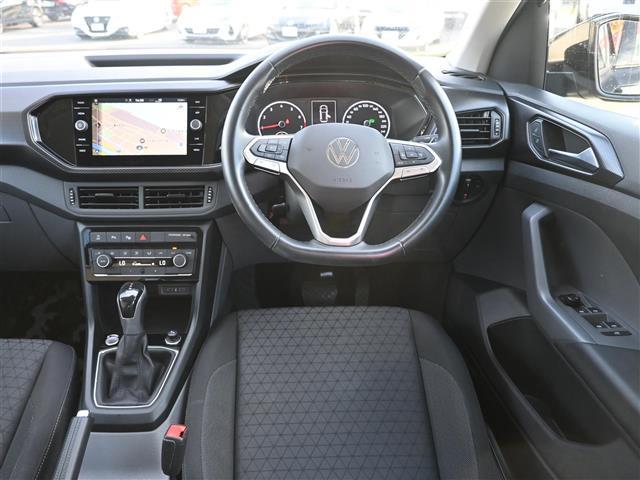 Ｔ－クロス ＴＳＩ　アクティブ　純正ｄｉｓｃｏｖｅｒｐｒｏナビ　ＡｐｐｌｅＣａｒＰｌａｙ／ＡｎｄｒｏｉｄＡｕｔｏ　ＡＣＣ　コーナーセンサー　ＬＥＤライト　ＵＳＢ（ｔｙｐｅＣ）　リアトラフィック　純正１６インチＡＷ　ステアリングＳ（9枚目）
