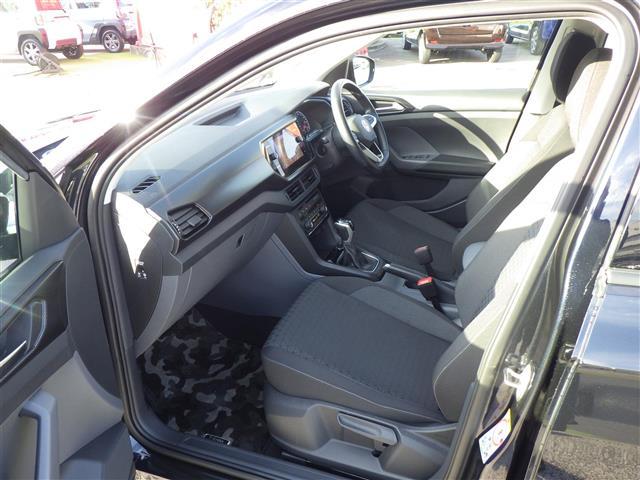 Ｔ－クロス ＴＳＩ　アクティブ　純正ｄｉｓｃｏｖｅｒｐｒｏナビ　ＡｐｐｌｅＣａｒＰｌａｙ／ＡｎｄｒｏｉｄＡｕｔｏ　ＡＣＣ　コーナーセンサー　ＬＥＤライト　ＵＳＢ（ｔｙｐｅＣ）　リアトラフィック　純正１６インチＡＷ　ステアリングＳ（19枚目）