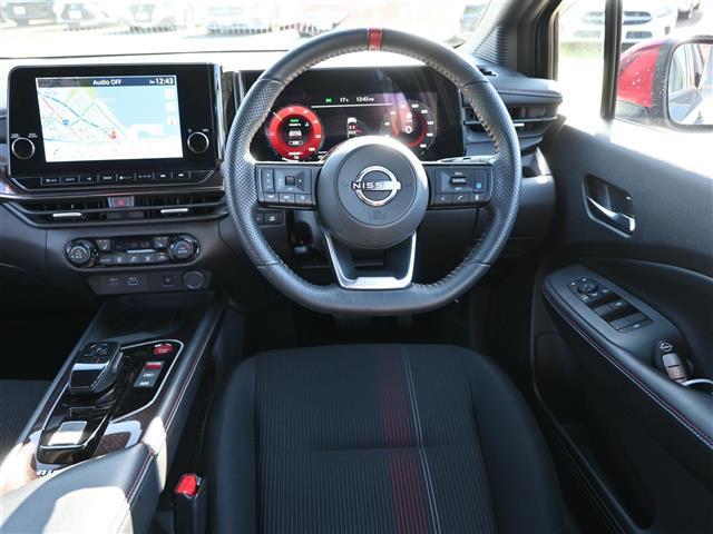 オーラ ニスモ　禁煙　メーカーＯＰナビ　寒冷地仕様車　全周囲　プロパイロット　ステアリングヒーター　ＥＴＣ２．０　ワイヤレス充電器　デジタルインナーミラー　純正１７インチアルミ　衝突被害軽減ブレーキ　レーダークルーズ（5枚目）