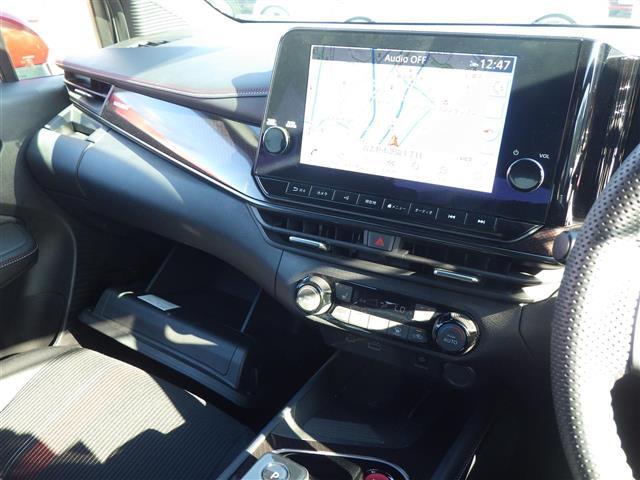 オーラ ニスモ　禁煙　メーカーＯＰナビ　寒冷地仕様車　全周囲　プロパイロット　ステアリングヒーター　ＥＴＣ２．０　ワイヤレス充電器　デジタルインナーミラー　純正１７インチアルミ　衝突被害軽減ブレーキ　レーダークルーズ（13枚目）