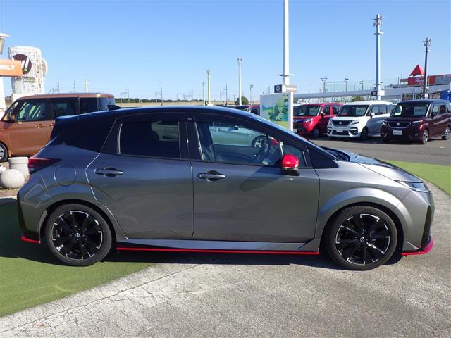 オーラ ニスモ　禁煙　メーカーＯＰナビ　寒冷地仕様車　全周囲　プロパイロット　ステアリングヒーター　ＥＴＣ２．０　ワイヤレス充電器　デジタルインナーミラー　純正１７インチアルミ　衝突被害軽減ブレーキ　レーダークルーズ（33枚目）