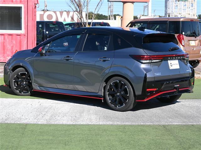 オーラ ニスモ　禁煙　メーカーＯＰナビ　寒冷地仕様車　全周囲　プロパイロット　ステアリングヒーター　ＥＴＣ２．０　ワイヤレス充電器　デジタルインナーミラー　純正１７インチアルミ　衝突被害軽減ブレーキ　レーダークルーズ（43枚目）