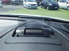 【ヘッドアップディスプレイ】運転中に情報をドライバーの目線に入りやすい位置に映し出す装置のことです。 5