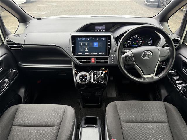 ヴォクシー ハイブリッドV 純正10インチナビ 純正フリップダウン フルセグ 両側パワースライド 前席シートヒーター プリクラッシュセーフティ クルーズコントロール バックカメラ ETC2.0  LEDライト レーンキープ(3枚目)