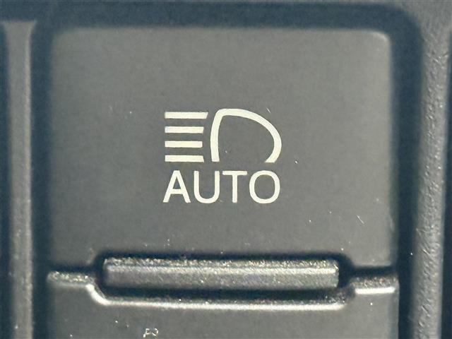 ヴォクシー ハイブリッドV 純正10インチナビ 純正フリップダウン フルセグ 両側パワースライド 前席シートヒーター プリクラッシュセーフティ クルーズコントロール バックカメラ ETC2.0  LEDライト レーンキープ(9枚目)