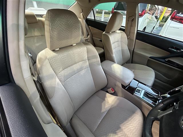 マークＸ ２５０Ｇ　リラックスセレクション　ワンオーナー　純正ＳＤナビ　Ｂｌｕｅｔｏｏｔｈ接続　全席パワーウインドウ　ＭＴモード付６速　ドアバイザー　前後コーナーセンサー　ウインカー付きミラー　純正１６インチＡＷ　プッシュスタート（13枚目）