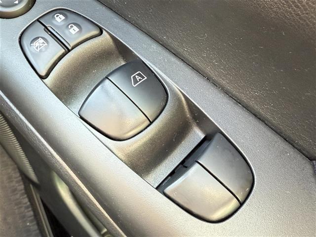 セレナ Ｘ　Ｖセレクション　純正ＳＤナビ　ＣＤ　ＤＶＤ　ワンオーナー　アラウンドビューモニター　ドライブレコーダー　クルーズコントロール　両側パワースライドドア　ＥＴＣ　エマージェンシーブレーキ　アイドリングストップ（22枚目）