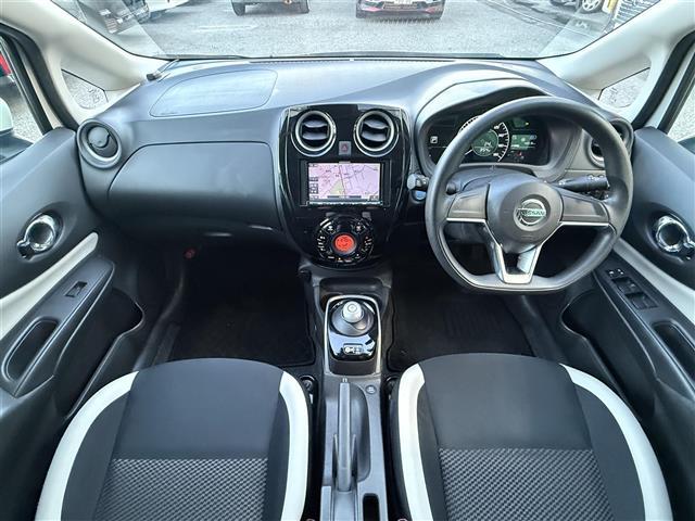 ノート ワンオーナー 純正SDナビ 純正フロアマット サイドバイザー オートライト 全方位カメラ 電子インナーミラー 電動格納ミラー スマートキー スペアキ―(2枚目)