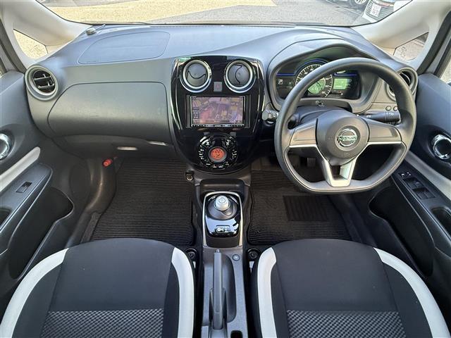 ノート ｅ－パワー　Ｂ　純正ＳＤナビ　電子インナーミラー　電動格納ミラー　純正フロアマット　スマートキ―　全方位カメラ　ハロゲンヘッドランプ　ドアバイザー　純正ホイールキャップ　オートライト（2枚目）