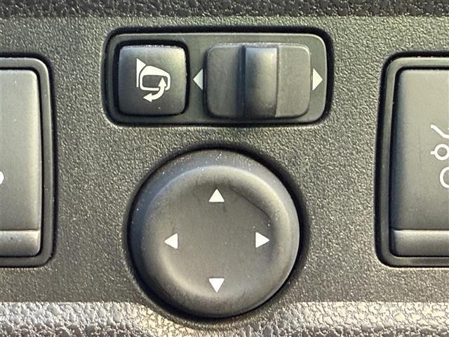 ノート ｅ－パワー　Ｂ　純正ＳＤナビ　電子インナーミラー　電動格納ミラー　純正フロアマット　スマートキ―　全方位カメラ　ハロゲンヘッドランプ　ドアバイザー　純正ホイールキャップ　オートライト（11枚目）