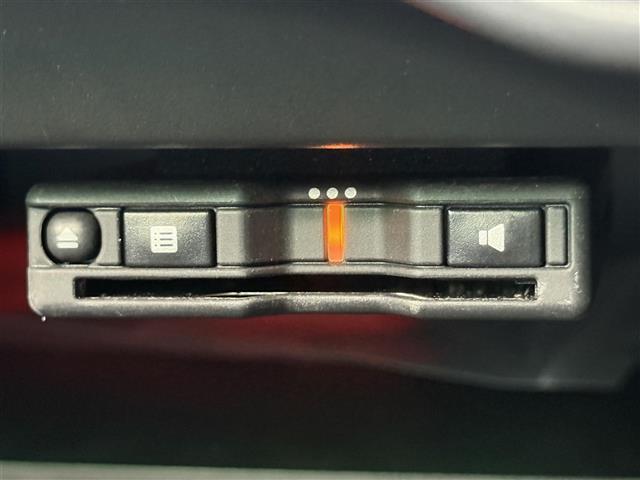 ノート ｅ－パワー　Ｂ　純正ＳＤナビ　電子インナーミラー　電動格納ミラー　純正フロアマット　スマートキ―　全方位カメラ　ハロゲンヘッドランプ　ドアバイザー　純正ホイールキャップ　オートライト（12枚目）