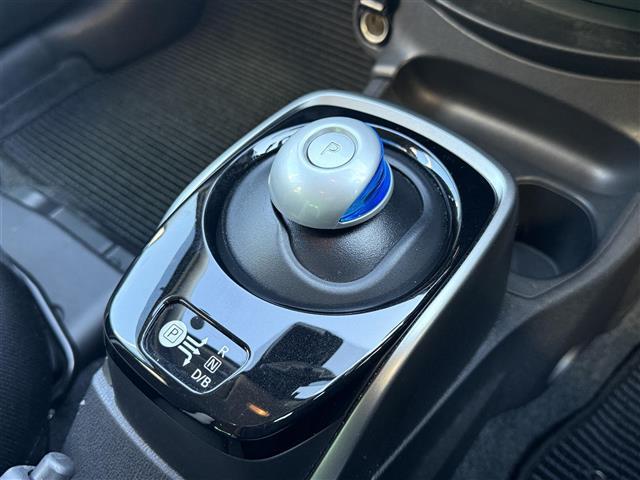 ノート ｅ－パワー　Ｂ　純正ＳＤナビ　電子インナーミラー　電動格納ミラー　純正フロアマット　スマートキ―　全方位カメラ　ハロゲンヘッドランプ　ドアバイザー　純正ホイールキャップ　オートライト（24枚目）