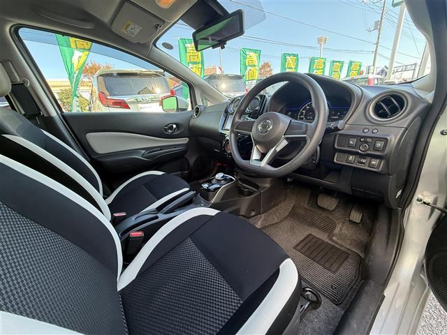 ノート ｅ－パワー　Ｂ　純正ＳＤナビ　電子インナーミラー　電動格納ミラー　純正フロアマット　スマートキ―　全方位カメラ　ハロゲンヘッドランプ　ドアバイザー　純正ホイールキャップ　オートライト（30枚目）