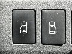 【両側電動スライドドア】『小さなお子様でもボタン一つで楽々乗り降り出来ます♪駐車場で両手に荷物を抱えている時でもボタンを押せば自動で開いてくれますので、ご家族でのお買い物にもとっても便利な人気装備』 7