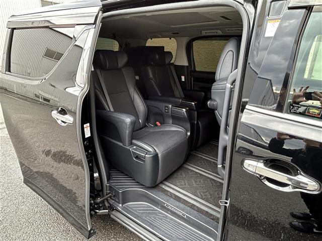 アルファード 2.5S Cパッケージ 黒革 Wサンルーフ JBLメーカーナビ フルセグTV CD DVD BT HDMI 純正フリップダウン パノラミックビュー ブラインドスポットモニタ 冷暖エアシート 両側電動 パワーバックドア 禁煙車(16枚目)