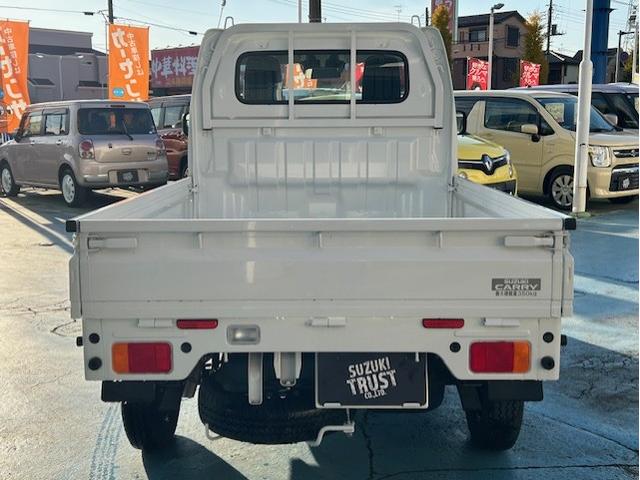 キャリイトラック ＫＣエアコン・パワステ　登録届出済未使用車　キーレスエントリー　オートライト　パワーウインド　アイドリングストップ　衝突被害軽減ブレーキ装置　リヤパーキングセンサー　横滑り防止装置　車線逸脱警報装置（7枚目）
