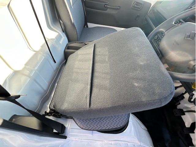 キャリイトラック ＫＣエアコン・パワステ　登録届出済未使用車　キーレスエントリー　オートライト　パワーウインド　アイドリングストップ　衝突被害軽減ブレーキ装置　リヤパーキングセンサー　横滑り防止装置　車線逸脱警報装置（30枚目）