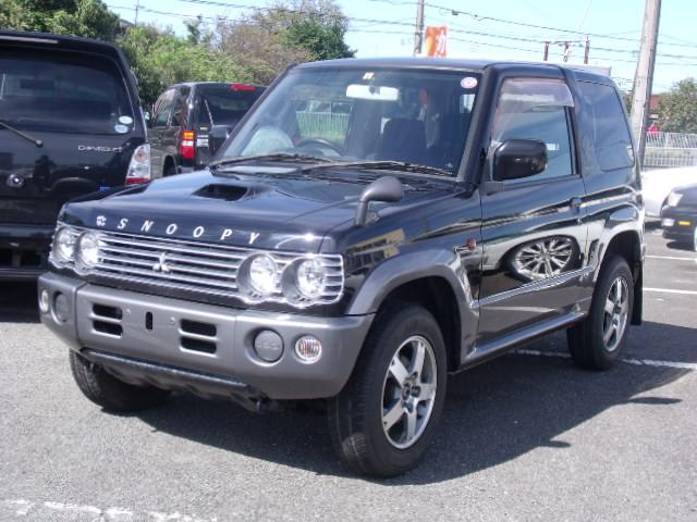 パジェロミニ スヌーピーエディションＩＩターボ　４ＷＤターボ　スヌーピー専用　スペアタイヤケース　デカール　スピードメーター＆タコメーター　プリントドアトリム生地　刺繍入りシート　キーレス　ＣＤ（4枚目）