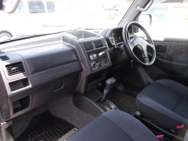 パジェロミニ スヌーピーエディションＩＩターボ　４ＷＤターボ　スヌーピー専用　スペアタイヤケース　デカール　スピードメーター＆タコメーター　プリントドアトリム生地　刺繍入りシート　キーレス　ＣＤ（11枚目）