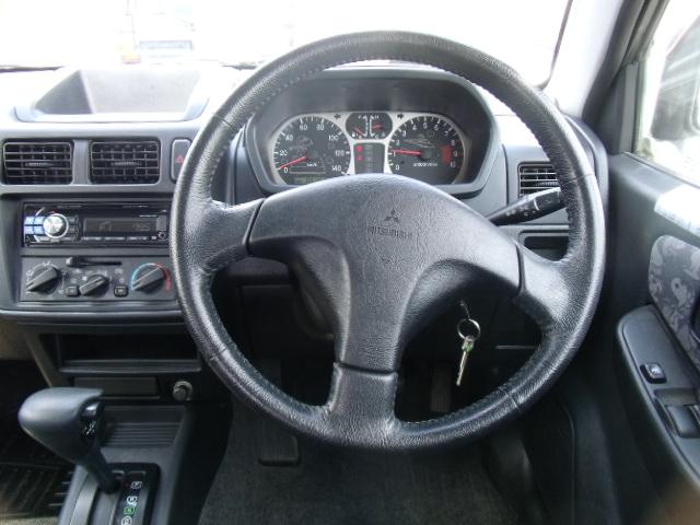 パジェロミニ スヌーピーエディションＩＩターボ　４ＷＤターボ　スヌーピー専用　スペアタイヤケース　デカール　スピードメーター＆タコメーター　プリントドアトリム生地　刺繍入りシート　キーレス　ＣＤ（17枚目）