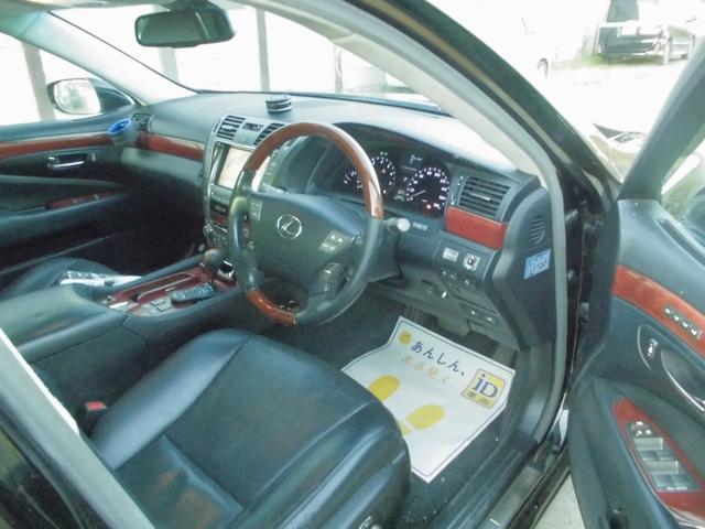 ＬＳ ＬＳ４６０　バージョンＳ　Ｉパッケージ　社外フルエアロ　本革　サンルーフ　純正ＨＤＤナビ　地デジフルセグ　純正１９インチアルミ　シートヒーター　パワーバックドア　コーナーセンサー　エアサスコントローラー　クルーズコントロール　スマートキー（7枚目）