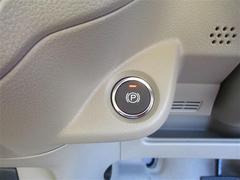 自ら操るハンドル！ドライバーの生命線です。目線を大きくそらすことなくボタンの操作を行うことができるので、安全にも配慮できますね。 7