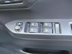 パワーウィンドウのスイッチですよ。運転席に居ながら窓を開け閉めのコントロールできますよ。 5