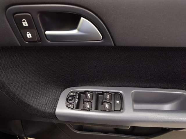 Ｖ５０ ２．０ｅパワーシフト　キセノンライト　前後フォグ　ウッドパネル　１６インチアルミホイール　ウインドーフィルム　サイドバイザー　前後ドライブレコーダー　ＥＴＣ　禁煙車（35枚目）
