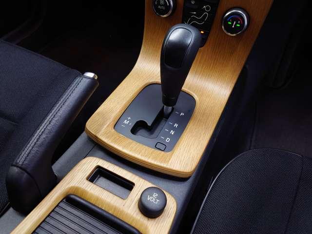 Ｖ５０ ２．０ｅパワーシフト　キセノンライト　前後フォグ　ウッドパネル　１６インチアルミホイール　ウインドーフィルム　サイドバイザー　前後ドライブレコーダー　ＥＴＣ　禁煙車（38枚目）