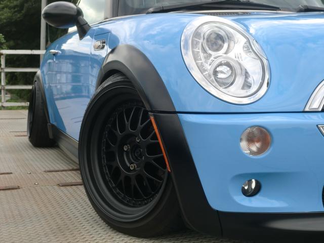 ＭＩＮＩ クーパーＳ　クーパーＳ　スーパーチャージャー　６速ＭＴ　ライトブルーオールペン　車高調　ワークマイスター１６インチＡＷ　Ｆピロアッパー付フルタップ　Ｒキャンバーリンク　フルタップ　リアストレートマフラー（8枚目）