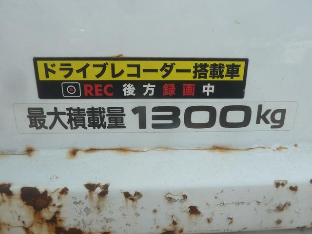 アトラストラック 　１．３ｔ平ボディＰＧ付　オートマ　バイザー３００キログラム　新明和パワーゲート　Ｆｏｇランプ　エアバッグ（20枚目）