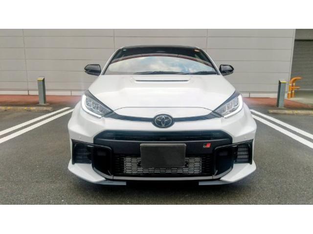 ＧＲヤリス ＲＺハイパフォーマンス＋エアロパフォーマンスパッケ－ジ　登録済未使用車　ＯＰ：縦引きＰＢ＆クーリングＰＫＧ　サブラジエター　インタークーラースプレー　コールドエアインテークダクト　可変リアウィング　ダクト付アルミフード　フェンダーダクト　リアバンパーダクト（3枚目）