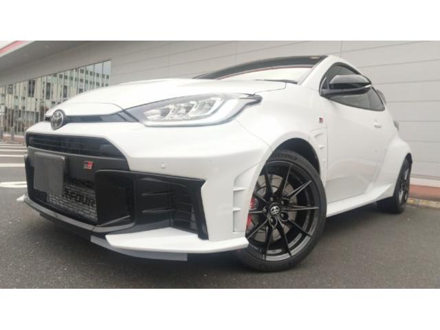 ＧＲヤリス ＲＺハイパフォーマンス＋エアロパフォーマンスパッケ－ジ　登録済未使用車　ＯＰ：縦引きＰＢ＆クーリングＰＫＧ　サブラジエター　インタークーラースプレー　コールドエアインテークダクト　可変リアウィング　ダクト付アルミフード　フェンダーダクト　リアバンパーダクト（5枚目）