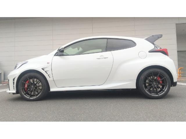 ＧＲヤリス ＲＺハイパフォーマンス＋エアロパフォーマンスパッケ－ジ　登録済未使用車　ＯＰ：縦引きＰＢ＆クーリングＰＫＧ　サブラジエター　インタークーラースプレー　コールドエアインテークダクト　可変リアウィング　ダクト付アルミフード　フェンダーダクト　リアバンパーダクト（6枚目）