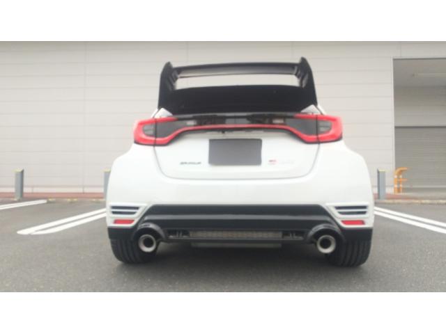 ＧＲヤリス ＲＺハイパフォーマンス＋エアロパフォーマンスパッケ－ジ　登録済未使用車　ＯＰ：縦引きＰＢ＆クーリングＰＫＧ　サブラジエター　インタークーラースプレー　コールドエアインテークダクト　可変リアウィング　ダクト付アルミフード　フェンダーダクト　リアバンパーダクト（11枚目）