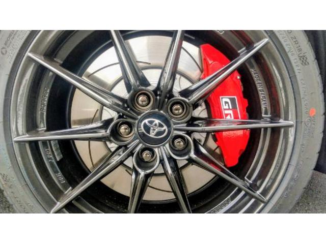 ＧＲヤリス ＲＺハイパフォーマンス＋エアロパフォーマンスパッケ－ジ　登録済未使用車　ＯＰ：縦引きＰＢ＆クーリングＰＫＧ　サブラジエター　インタークーラースプレー　コールドエアインテークダクト　可変リアウィング　ダクト付アルミフード　フェンダーダクト　リアバンパーダクト（13枚目）