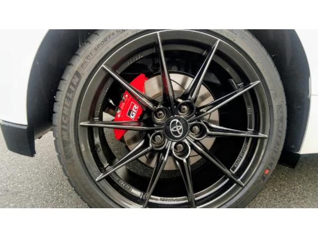 ＧＲヤリス ＲＺハイパフォーマンス＋エアロパフォーマンスパッケ－ジ　登録済未使用車　ＯＰ：縦引きＰＢ＆クーリングＰＫＧ　サブラジエター　インタークーラースプレー　コールドエアインテークダクト　可変リアウィング　ダクト付アルミフード　フェンダーダクト　リアバンパーダクト（20枚目）