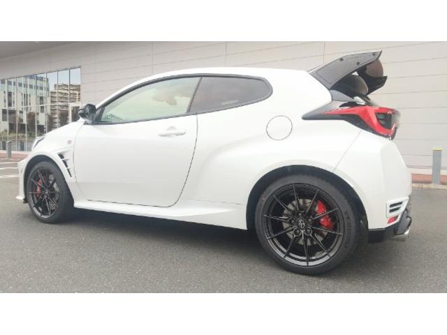 ＧＲヤリス ＲＺハイパフォーマンス＋エアロパフォーマンスパッケ－ジ　登録済未使用車　ＯＰ：縦引きＰＢ＆クーリングＰＫＧ　サブラジエター　インタークーラースプレー　コールドエアインテークダクト　可変リアウィング　ダクト付アルミフード　フェンダーダクト　リアバンパーダクト（31枚目）