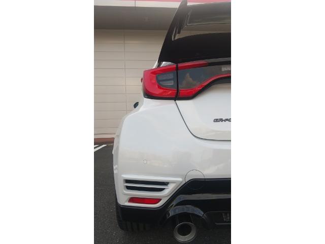 ＧＲヤリス ＲＺハイパフォーマンス＋エアロパフォーマンスパッケ－ジ　登録済未使用車　ＯＰ：縦引きＰＢ＆クーリングＰＫＧ　サブラジエター　インタークーラースプレー　コールドエアインテークダクト　可変リアウィング　ダクト付アルミフード　フェンダーダクト　リアバンパーダクト（38枚目）