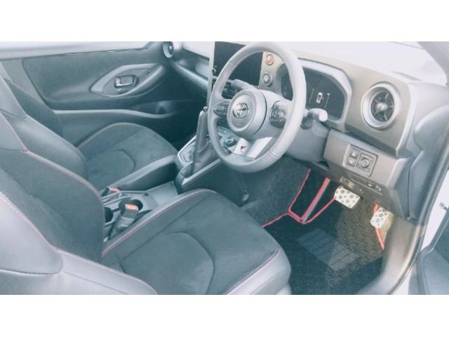 ＧＲヤリス ＲＺハイパフォーマンス＋エアロパフォーマンスパッケ－ジ　登録済未使用車　ＯＰ：縦引きＰＢ＆クーリングＰＫＧ　サブラジエター　インタークーラースプレー　コールドエアインテークダクト　可変リアウィング　ダクト付アルミフード　フェンダーダクト　リアバンパーダクト（41枚目）