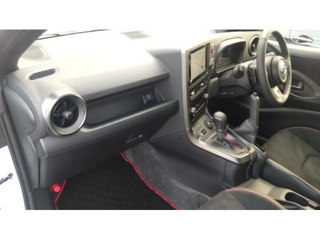 ＧＲヤリス ＲＺハイパフォーマンス＋エアロパフォーマンスパッケ－ジ　登録済未使用車　ＯＰ：縦引きＰＢ＆クーリングＰＫＧ　サブラジエター　インタークーラースプレー　コールドエアインテークダクト　可変リアウィング　ダクト付アルミフード　フェンダーダクト　リアバンパーダクト（64枚目）