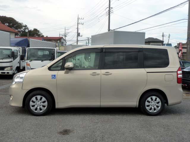 ノア Ｘ　Ｌセレクション　ウェルキャブスロープタイプＩＩ　車椅子一脚使用　電動ウィンチ　リモコン　サードシート付　ＡＡＣ　ＡＢＳ　エアバック　キーレス　Ｌ電動スライドドア　車検８年６月（5枚目）