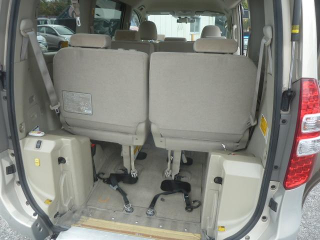 ノア Ｘ　Ｌセレクション　ウェルキャブスロープタイプＩＩ　車椅子一脚使用　電動ウィンチ　リモコン　サードシート付　ＡＡＣ　ＡＢＳ　エアバック　キーレス　Ｌ電動スライドドア　車検８年６月（13枚目）
