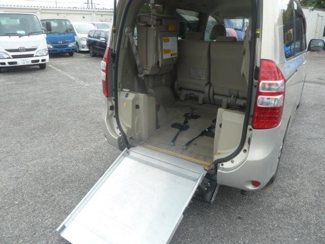 ノア Ｘ　Ｌセレクション　ウェルキャブスロープタイプＩＩ　車椅子一脚使用　電動ウィンチ　リモコン　サードシート付　ＡＡＣ　ＡＢＳ　エアバック　キーレス　Ｌ電動スライドドア　車検８年６月（14枚目）