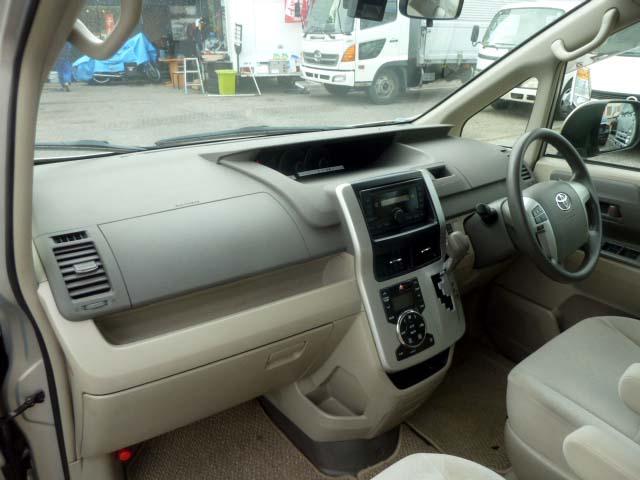 ノア Ｘ　Ｌセレクション　ウェルキャブスロープタイプＩＩ　車椅子一脚使用　電動ウィンチ　リモコン　サードシート付　ＡＡＣ　ＡＢＳ　エアバック　キーレス　Ｌ電動スライドドア　車検８年６月（17枚目）