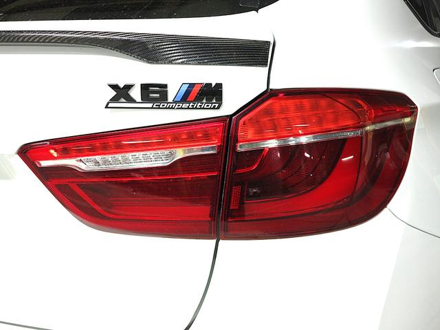 X6 xDrive 35i Mスポーツ Mパフォーマンスカーボンスポイラー/サイドスカート/ミラーカバー/リアフラップ/スポーツステアリング/カーボンセレクターカバー/フロアマット セレクトPKG/コンフォートPKG/HUD/360℃カメラ(57枚目)