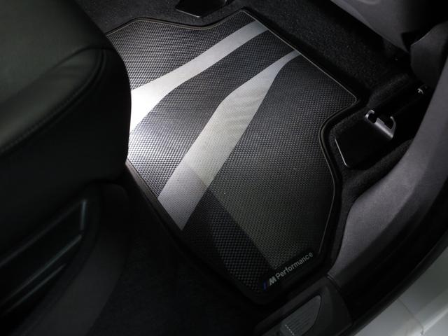 X6 xDrive 35i Mスポーツ Mパフォーマンスカーボンスポイラー/サイドスカート/ミラーカバー/リアフラップ/スポーツステアリング/カーボンセレクターカバー/フロアマット セレクトPKG/コンフォートPKG/HUD/360℃カメラ(62枚目)