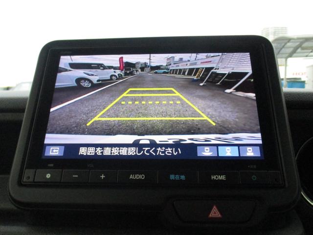 バックカメラが付いています。雨や夜でも後方確認が可能です。目視とあわせて、ご利用ください！